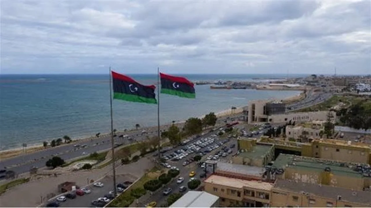 منخفض جولينا يضرب سواحل ليبيا باحتمالية تحوله إلى عاصفة وتأثيراته المرتقبة بمصر